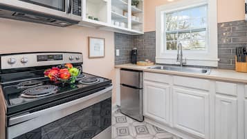 Een magnetron, een oven, een kookplaat, een koffiezetapparaat/waterkoker