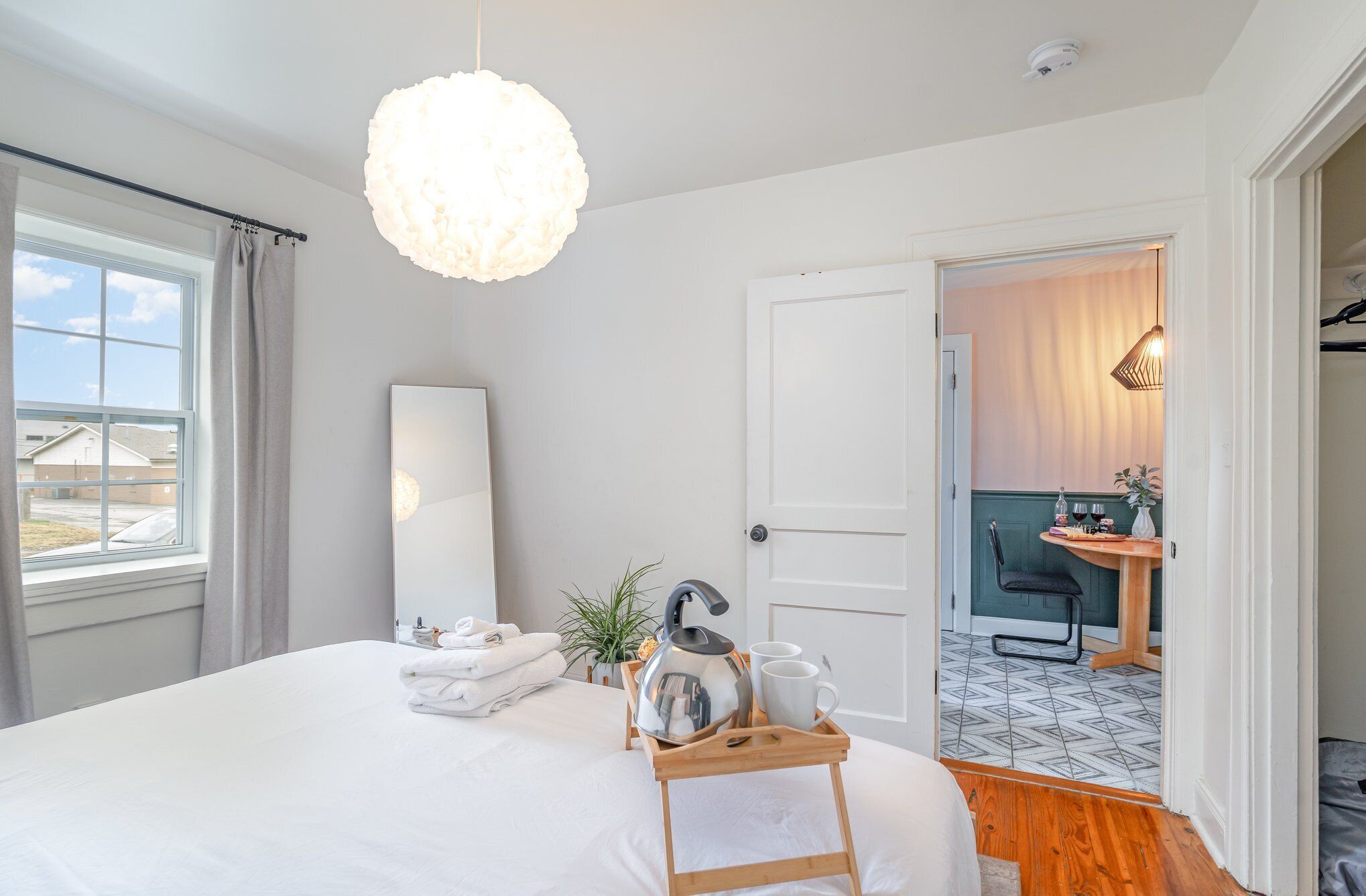 Een bureau, een strijkplank/strijkijzer, reisbedje, gratis wifi