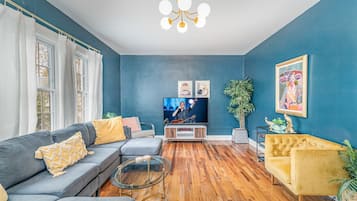 Een smart-tv en boeken