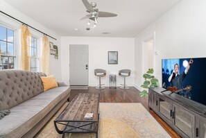 Living area - Wisp-Walk to Bars & Restaurants-Mins to Broadway (Nashville)