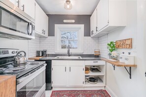 Een magnetron, een oven, een kookplaat, een koffiezetapparaat/waterkoker