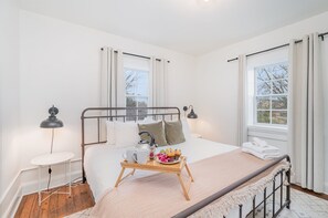 Een bureau, een strijkplank/strijkijzer, reisbedje, gratis wifi