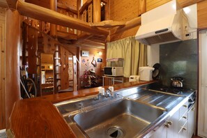 Casa de campo básica, para no fumadores | Cocina privada | Frigobar, microondas, parrilla de estufa y utensilios de cocina