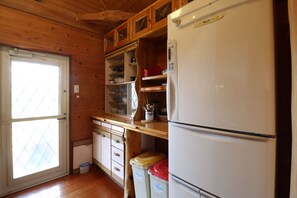 Basic Cottage, Non Smoking | Private kitchen | Mini-fridge, microwave, stovetop, cookware/dishes/utensils