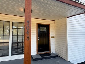 Exterior detail - Cozy 2-bedroom house in charming Groves with AC (Groves)