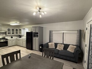 Interior - Cozy 2-bedroom house in charming Groves with AC (Groves)