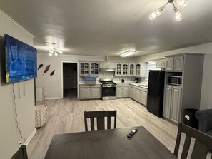 Interior - Cozy 2-bedroom house in charming Groves with AC (Groves)