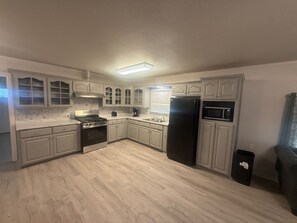 Private kitchen - Cozy 2-bedroom house in charming Groves with AC (Groves)