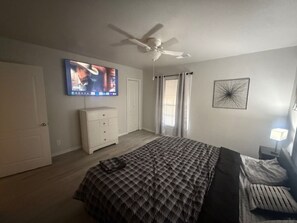 2 bedrooms, WiFi, bed sheets - Cozy 2-bedroom house in charming Groves with AC (Groves)