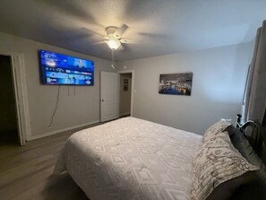 2 bedrooms, WiFi, bed sheets - Cozy 2-bedroom house in charming Groves with AC (Groves)