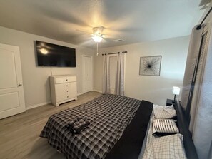 2 bedrooms, WiFi, bed sheets - Cozy 2-bedroom house in charming Groves with AC (Groves)
