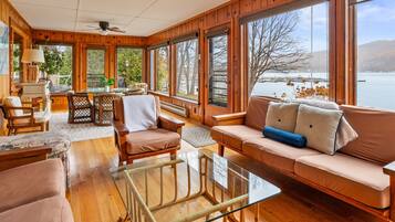 Fernseher, TischfuĂball, Tischtennisplatte