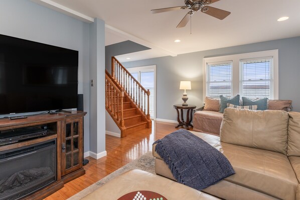 Smart TV, fireplace - Cayuga Lake | Dock | Sleeps 10 | Near Wineries (Aurora)