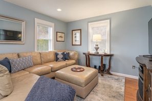 Smart TV, fireplace - Cayuga Lake | Dock | Sleeps 10 | Near Wineries (Aurora)