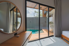 ميني بار وخزنة داخل الغرفة ومكواة/لوح كي وسرير سفر