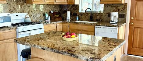 Microondas, horno, placa de cocina y lavavajillas