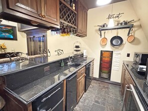 ثلاجة، ميكروويف، غسالة أطباق، ماكينة لصنع القهوة/الشاي