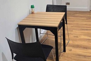 Dining - Milton Keynes Studio 2 Minute drive to City Centre (Milton Keynes)