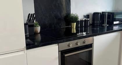 Milton Keynes Studio 2 Minute drive to City Centre