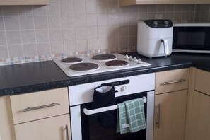 冷蔵庫、電子レンジ、オーブン、コンロ