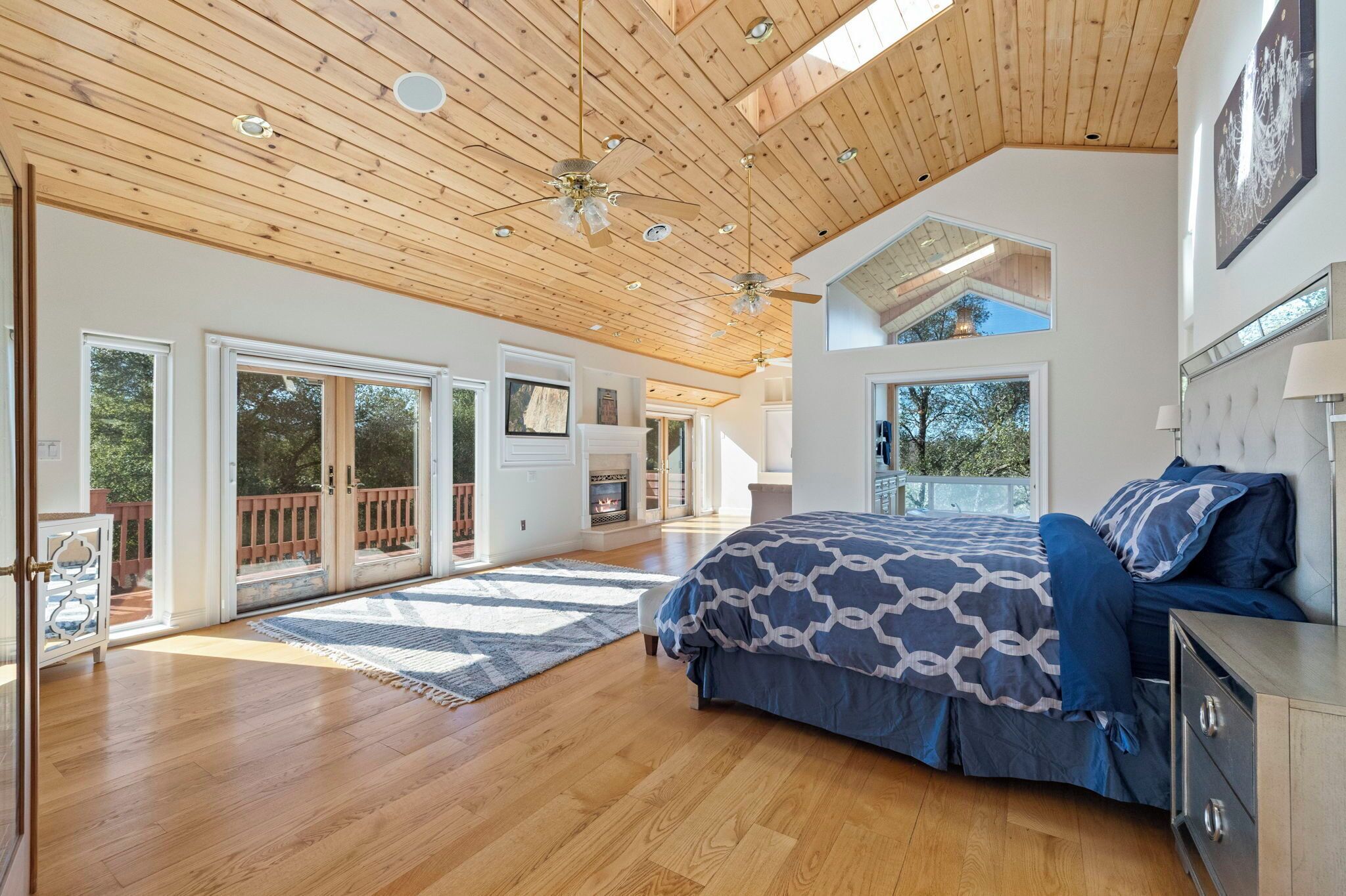 7 bedrooms, desk, WiFi, bed sheets