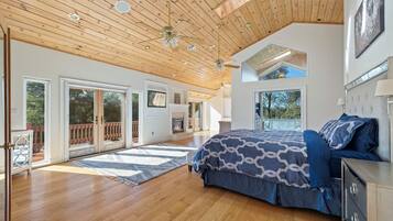 7 bedrooms, desk, WiFi, bed sheets