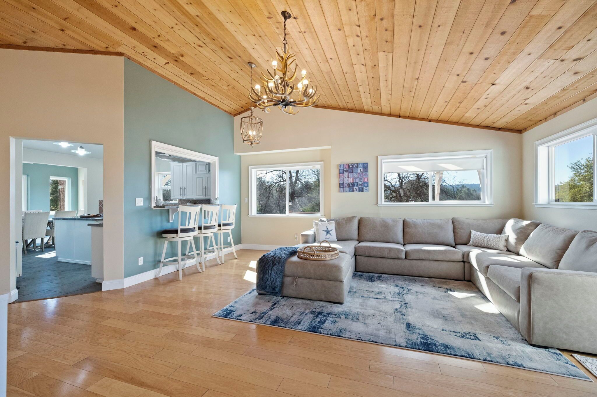 Smart TV, lareira, DVD player, mesa de pingue-pongue