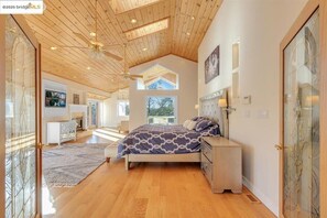 مكتب وواي فاي وملاءات أسرّة