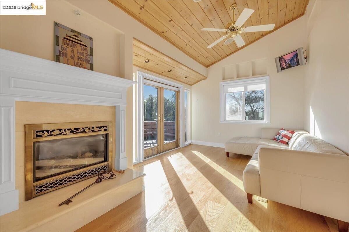 Smart TV, fireplace, DVD player, table tennis