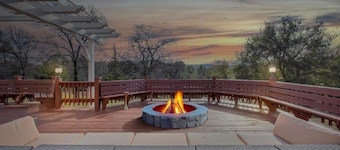 Serene Mountain Estate Near Yosemite –7BR Spacious, Game Room, Hot Tub.