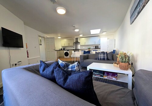 7-Bed Westbourne House - Sleeps 14 - Free Parking