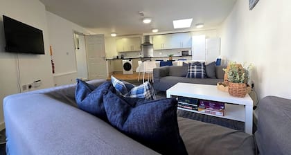 7-Bed Westbourne House - Sleeps 14 - Free Parking