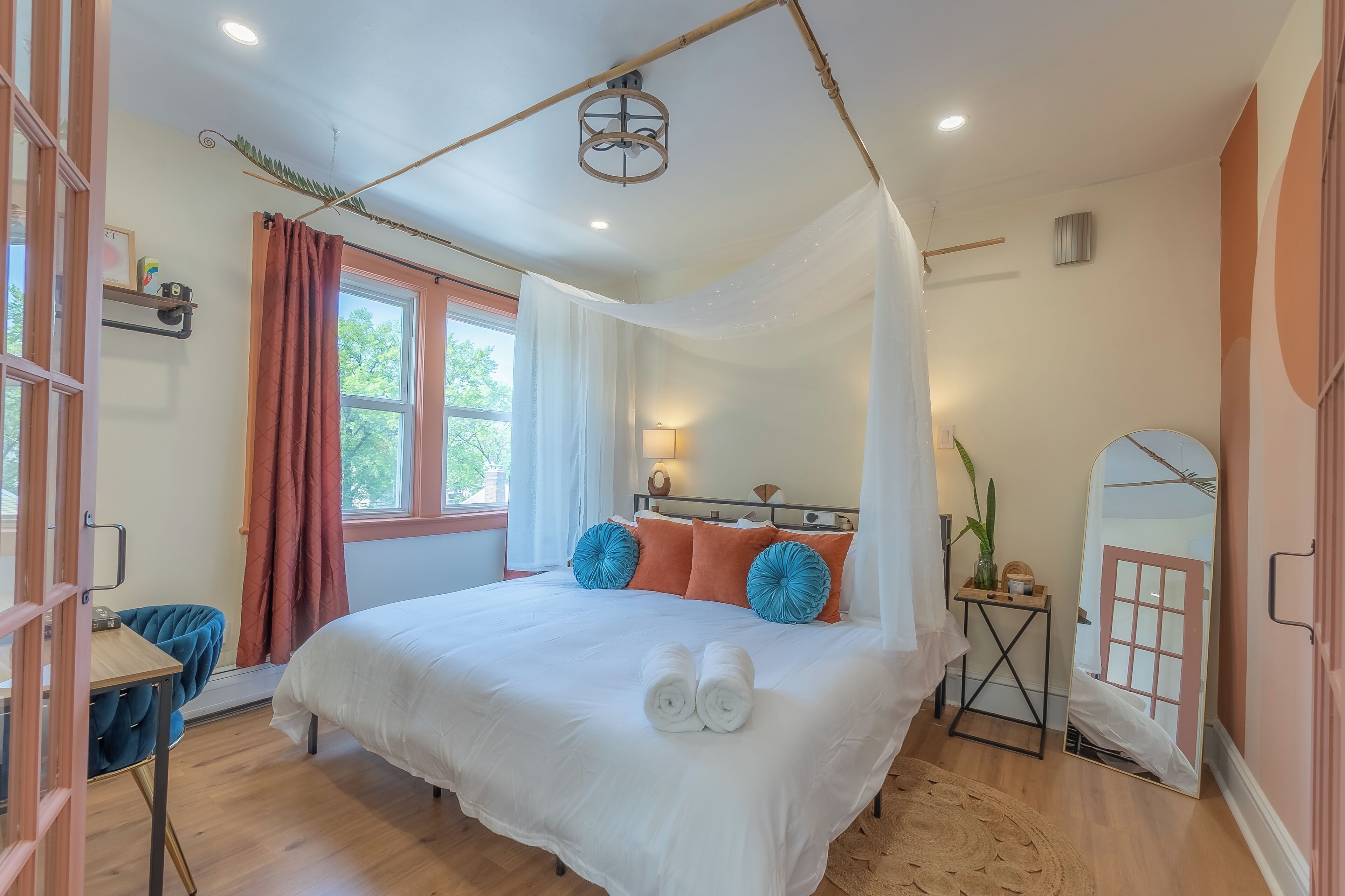 Een strijkplank/strijkijzer, wifi, beddengoed