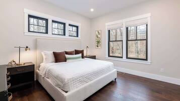 办公桌、熨斗/熨衣板、旅行婴儿床、WiFi