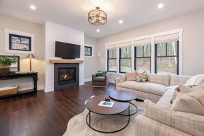 Una televisión, una chimenea, un reproductor estéreo, una oficina