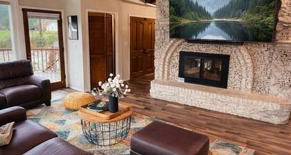 New HotTub, Sauna, Pool, Fire Pit, Arcade, Pets OK