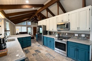 Microondas, horno, parrilla de estufa y lavavajillas