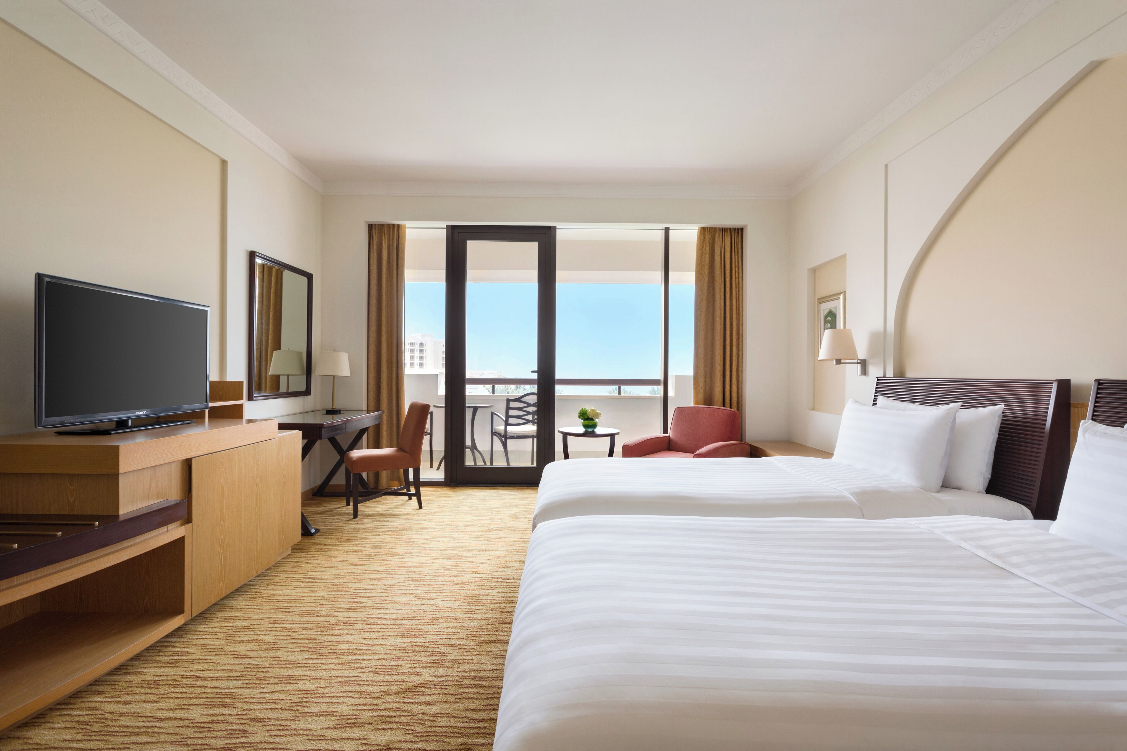 Kamer, 2 eenpersoonsbedden, uitzicht op zee | Een minibar, een kluis op de kamer, een strijkplank/strijkijzer