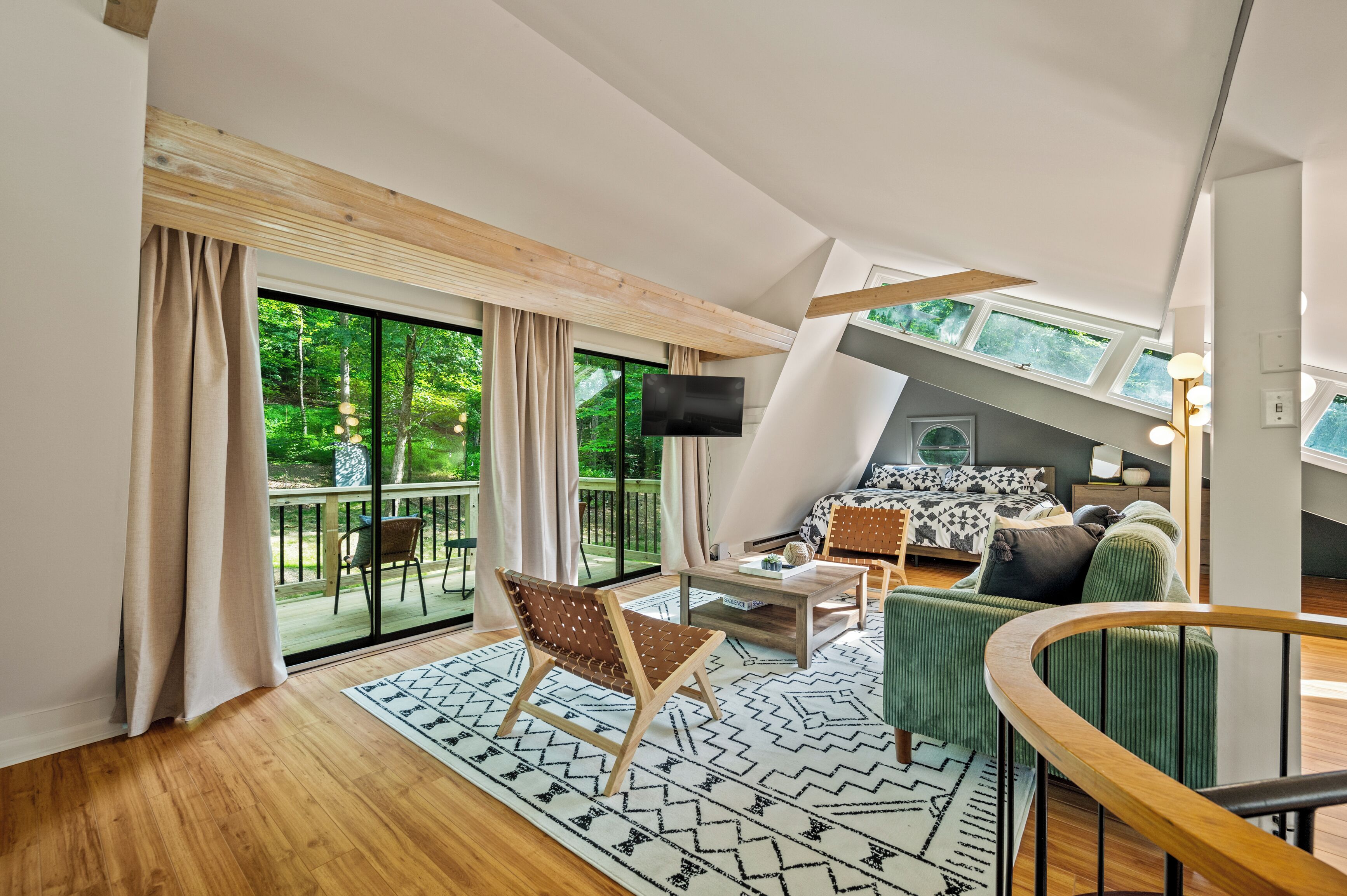 Een televisie, een open haard en tafelvoetbal