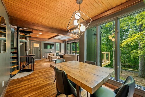 Cozy Hollow Cabin - Pond, Hot Tub & Warm-Weather Game Garage Near Nashville