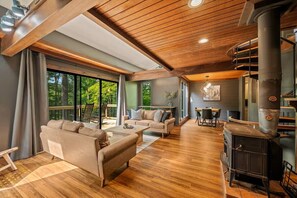 Televisio, takka, pöytäjalkapallopöytä