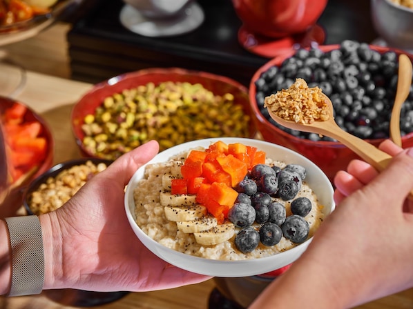 Un bol de porridge garni de fruits et de granola.