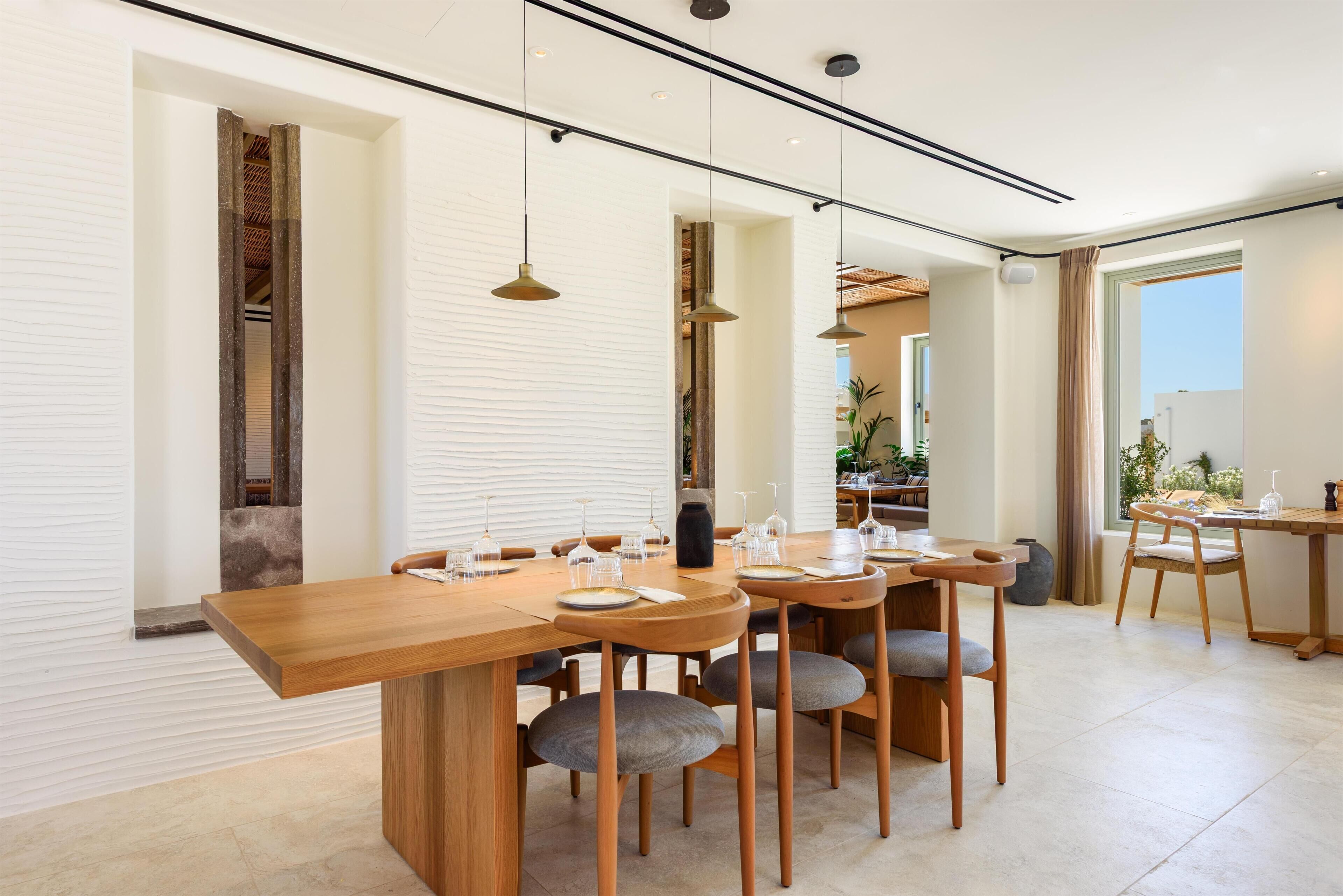 2 restaurants; breakfast, dinner, and brunch served