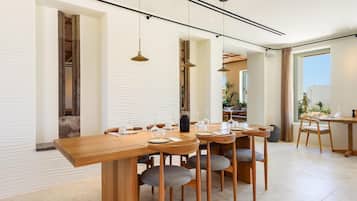 2 restaurants; breakfast, dinner, and brunch served