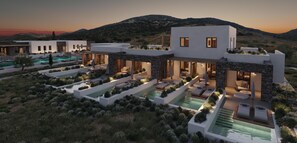 Une villa moderne dotée de plusieurs piscines, d’un espace de détente extérieur et offrant une vue imprenable sur les montagnes.