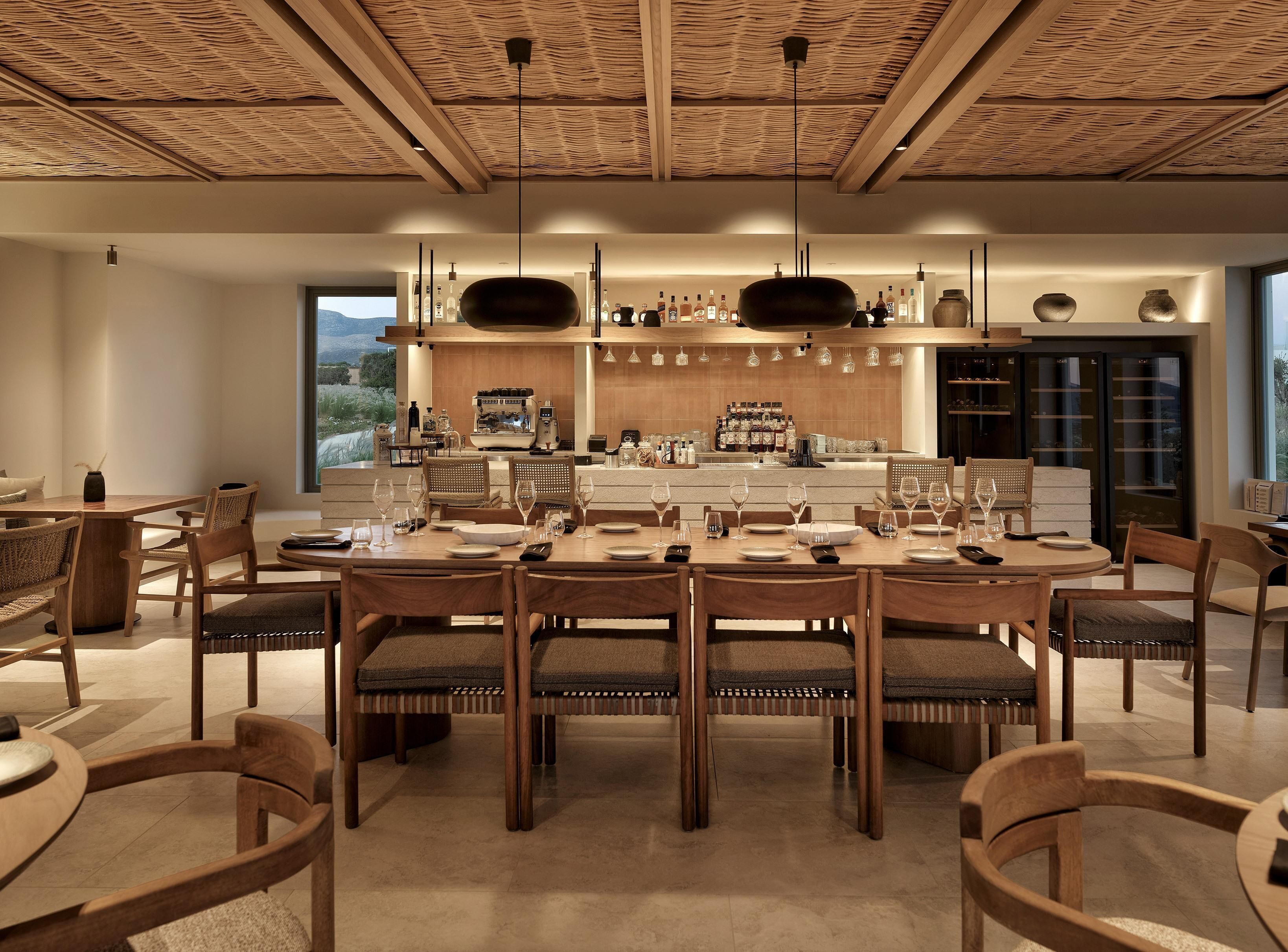 2 restaurants; breakfast, dinner, and brunch served