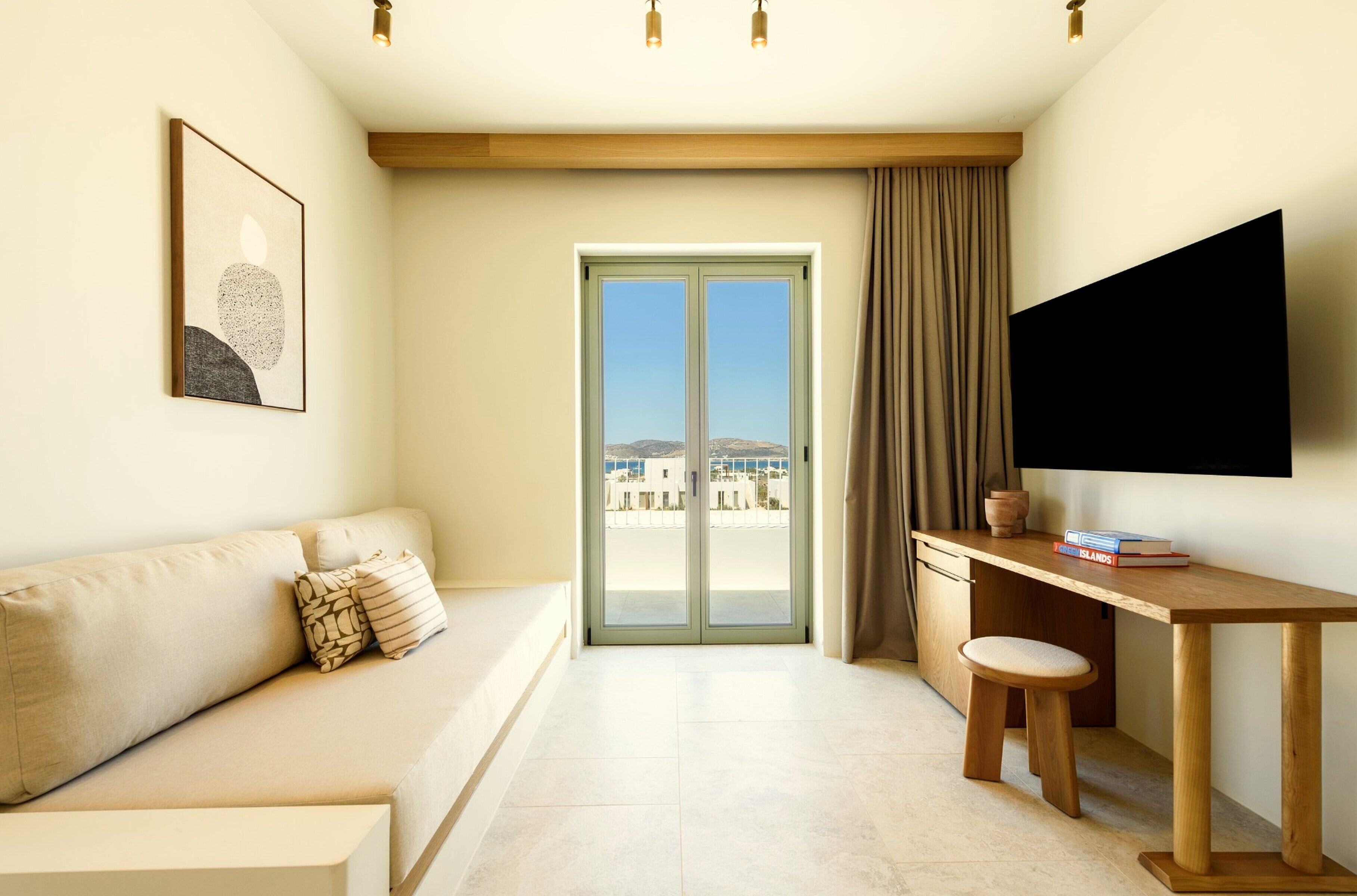Suite, 1 Bedroom, Hot Tub, Sea View | Peralatan tempat tidur hipoalergenik, bar mini, peti besi dalam bilik 