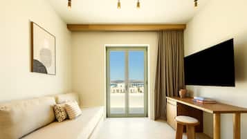 Suite, 1 Bedroom, Hot Tub, Sea View | Peralatan tempat tidur hipoalergenik, bar mini, peti besi dalam bilik