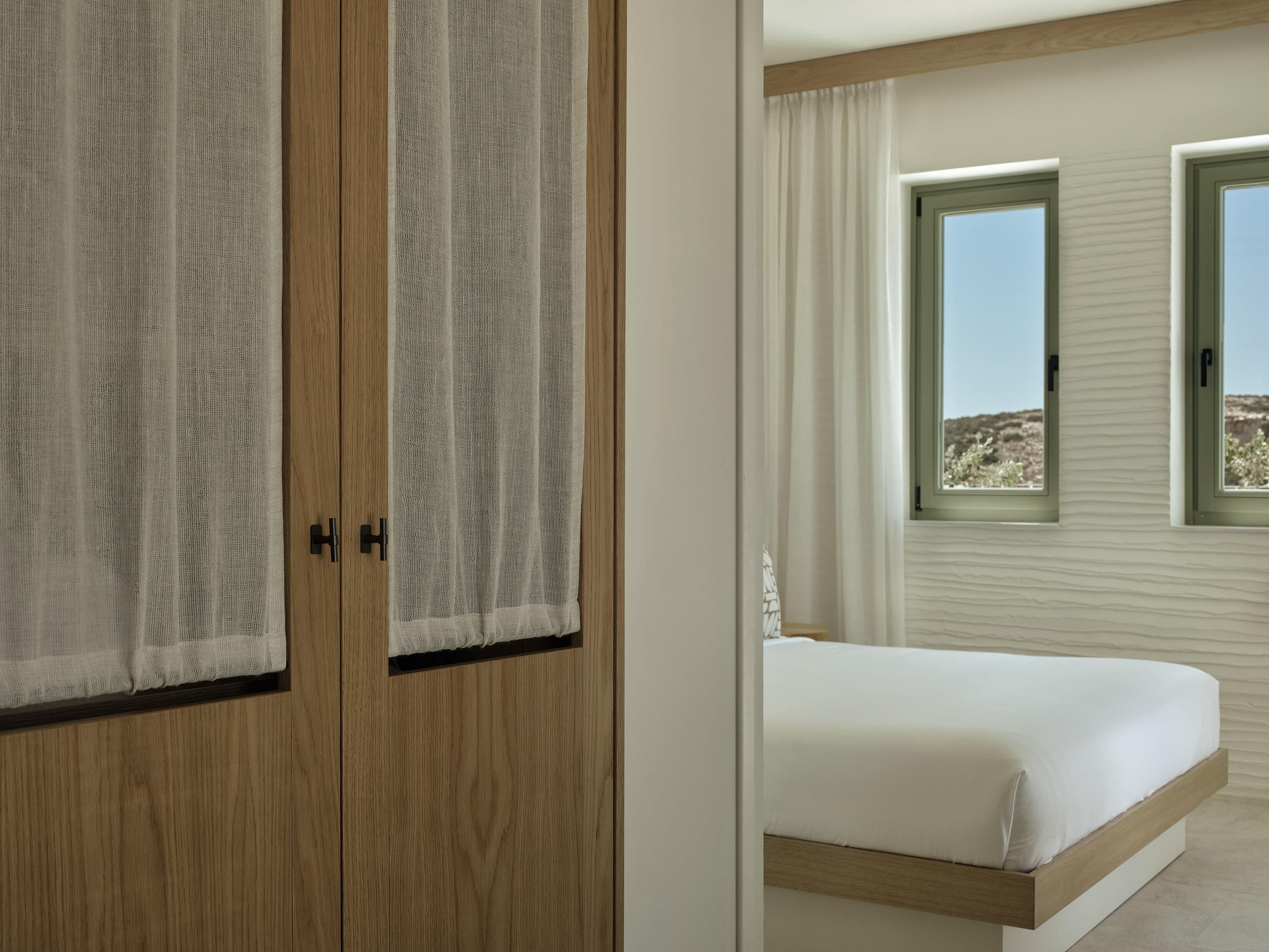 Une chambre à coucher avec un lit, une fenêtre et une armoire.