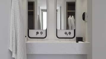 Suite Deluxe, 1 habitación, alberca privada | Baño | Regadera, regadera tipo lluvia, amenidades de baño gratuitas